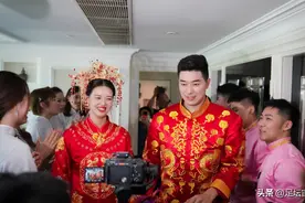 张常宁大婚激动落泪，携老公跪拜父母，哥哥背她，奥运冠军当伴娘图片