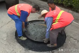 十堰城区道路井盖陆续上新，行车安静更安全图片
