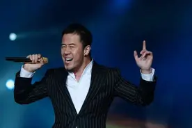 杨坤痛批华语乐坛倒退10年，有人称好歌被写完了，周杰伦实力打脸图片