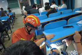 大一新生手指卡进课桌孔洞无法取出 消防员助其脱困图片