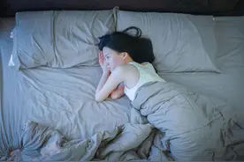 生完孩子第一年，千万别和老公分床睡图片