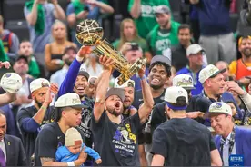 NBA总决赛：勇士队总比分4比2夺冠 库里获得总决赛最有价值球员图片