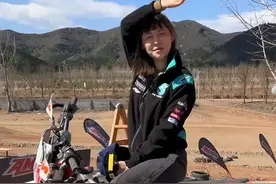 网红痞幼骑山地摩托，当众穿衣服引热议图片