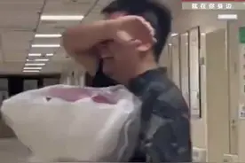 男子产房外手捧鲜花等候妻子生产图片