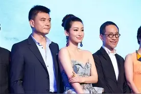 2015年，36岁秦海璐产下九斤重儿子后，丈夫王新军表示：补办婚礼图片