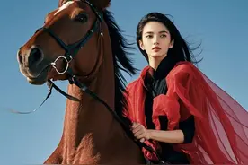 骑马看世界，女人骑上马真是飒爽英姿！图片