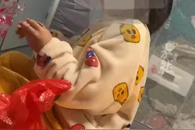 6岁女儿给去世的爸爸折纸元宝，叮嘱妈妈多买金的少买银的。女儿：“多折点，爸爸在那边就不用辛苦工作了”图片