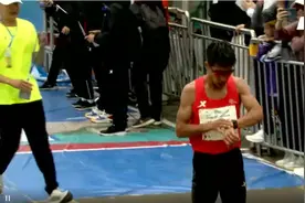 太原马拉松国内与国外选手精彩较量 ：杨绍辉斩获国内冠军2:10:12图片