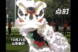 高校男生操场舞灯光醒狮引围观 当事人：想弘扬非遗文化图片