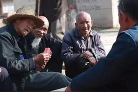 老话“头无脑油脚无汗，到老都是穷光蛋”是真的吗？图片