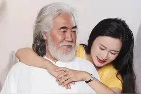 杜星霖靠男人上位？看完张纪中的情史，才知什么叫人外有人图片