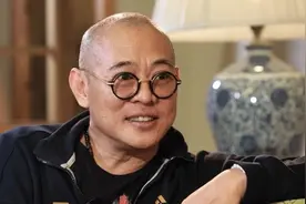 李连杰裸捐上百亿，只为改回中国国籍，成龙的七个字让他绝望图片
