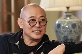 李连杰裸捐上百亿，只为改回中国国籍，成龙的七个字让他绝望图片