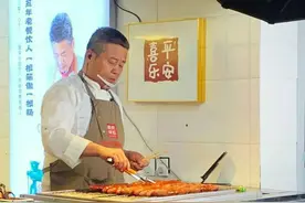 欠债4600万，山东大叔认真摆摊卖烤肠还钱！一句话令全网爆赞图片