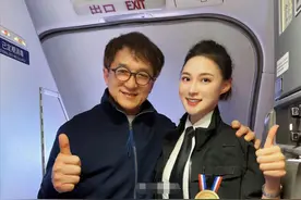成龙飞机上与空姐合影，亲密搂肩被索要电话住址，给人送礼惹争议图片