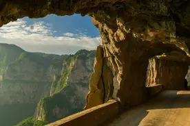 4公里修了整整十年，中国最危险的壁挂公路，看的老外心惊胆战图片