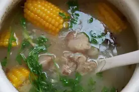 骨折了，该喝骨头汤吗？骨折后，吃什么能帮助骨骼恢复？图片