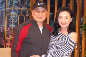 曾华倩真不显老，快60岁还穿露肩条纹裙，和汤镇业同框挺亲密的图片