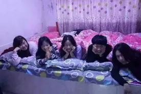 东北的“火炕”令人不解，全家同睡一个“炕”，小夫妻难道不尴尬图片