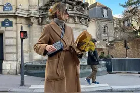 太佩服巴黎女人的审美了：裙长不拖地，黑丝配靴，永远优雅知性图片