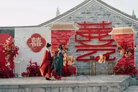 凤冠霞帔新时尚！忠义街汉服婚礼绽放国潮魅力图片