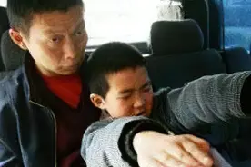 8岁男孩竟蹦跳咬人，村里人都喊他“僵尸”，甚至一度靠吸血为生图片