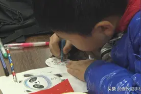 娃娃们体验冬奥会 制作专属个性徽章图片
