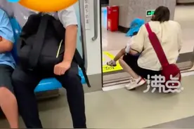 家长趁地铁开门间隙抱孩子在车厢门口小便，“没处理就走了”，地铁回应：马上进行处理，将加强管理图片
