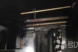 苏州一老人起油锅后接了个电话 结果厨房被烧得一塌糊涂图片