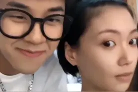 00后儿子陪40岁妈妈拍婚纱照，两人被误认是情侣，妈妈穿婚纱太美图片