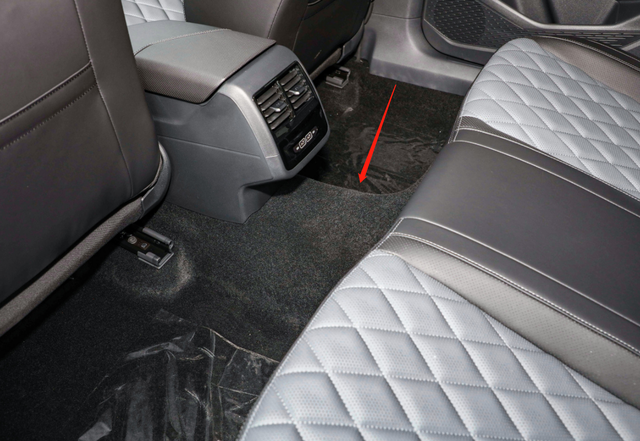 中庸依旧是亮点，新款速腾探店，5个优点3个缺点，花15万你买它？