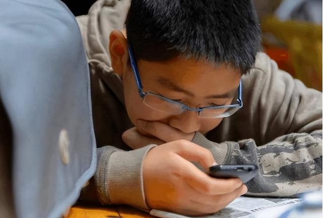 学生若偷看"不良网站",手机会留下3个痕迹,家长可逐一查看
