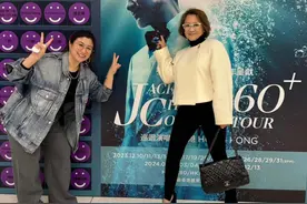 甄妮携36岁女儿回香港，与狄波拉看张学友个唱，两人聊不完感情好图片