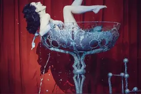 世界第一脱衣舞女郎：魅惑众生却挡不住丈夫出轨，离婚只带走小猫图片