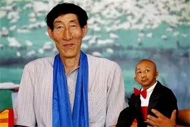 2.36米巨人鲍喜顺，未听医生忠告，57岁执意生下儿子，如今怎样？图片