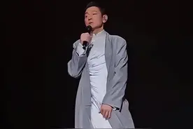 62岁刘德华公开致歉！为演唱会滑跪抱歉，妻女连参两场加油打气图片