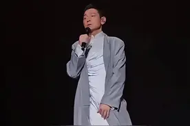 62岁刘德华公开致歉！为演唱会滑跪抱歉，妻女连参两场加油打气图片