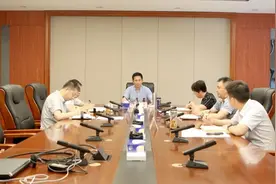 赣州蓉江新区党工委中心组学习会召开图片