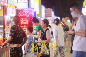 夜市大排档用上“养鱼”设备，顾客吃鱼更新鲜图片