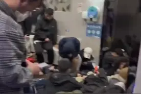 黄山景区官方回应“游客在厕所过夜”：未超限接待，夜宿游客太多公共场所容量有限，少数游客自行在公厕过夜图片
