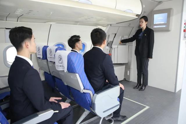 揭秘！空姐空少是如何“炼”成的？