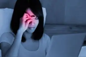 女孩因熬夜玩手机，右眼中风失明，眼中风的前兆，建议了解下图片