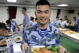 航母多难养？山东舰编制几千人，一天七顿饭，难怪小国养不起航母图片