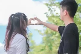 故事：被父母棒打鸳鸯拆散，初恋女友生下儿子，12年后，父子同桌图片
