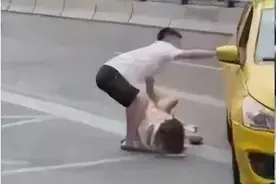 大马路上，男子拖拽女子！还强行塞进出租车图片