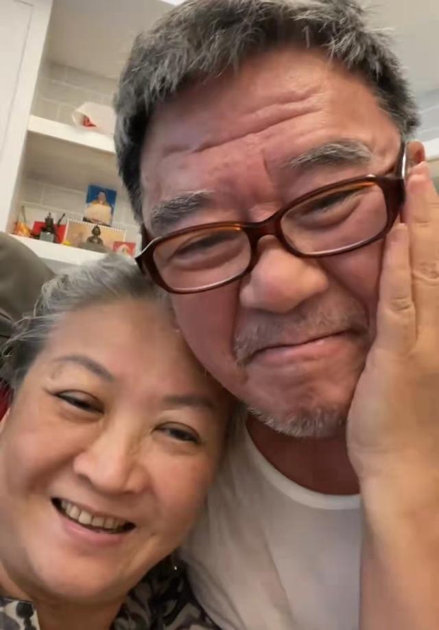 李立群61岁老婆罕露面,头发花白长老年斑,和李立群互搂大秀恩爱