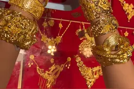 男子给女友买金饰被其嫌太俗气，整套往身上堆看呆网友：来进货？图片
