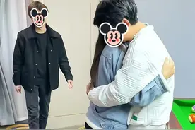 丈夫看到妻子和一男子拥抱，妻子想挽回婚姻：这是国外的礼仪图片