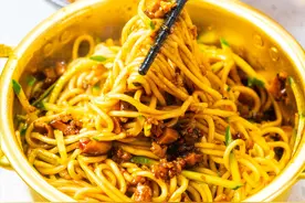 炸酱面好不好吃，酱汁和方法很关键，面馆都喜欢的做法，味道真香图片