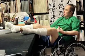 66岁张铁林紧急入院动手术，双脚缠满绷带坐轮椅，状态惹担忧图片